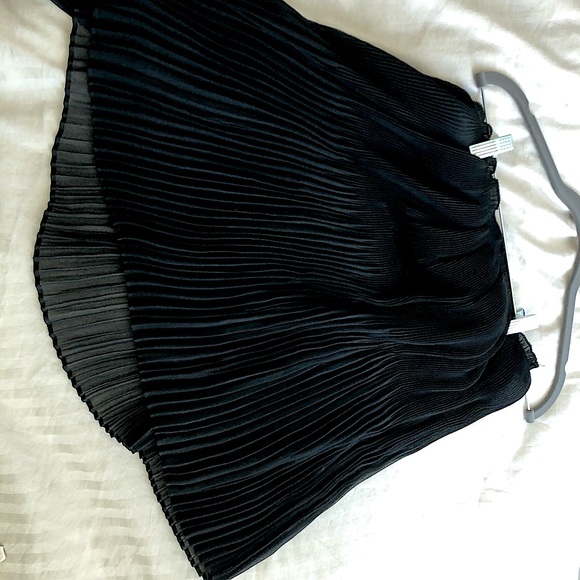 Elegant Black Pleated Skirt - Picture 3 of 3